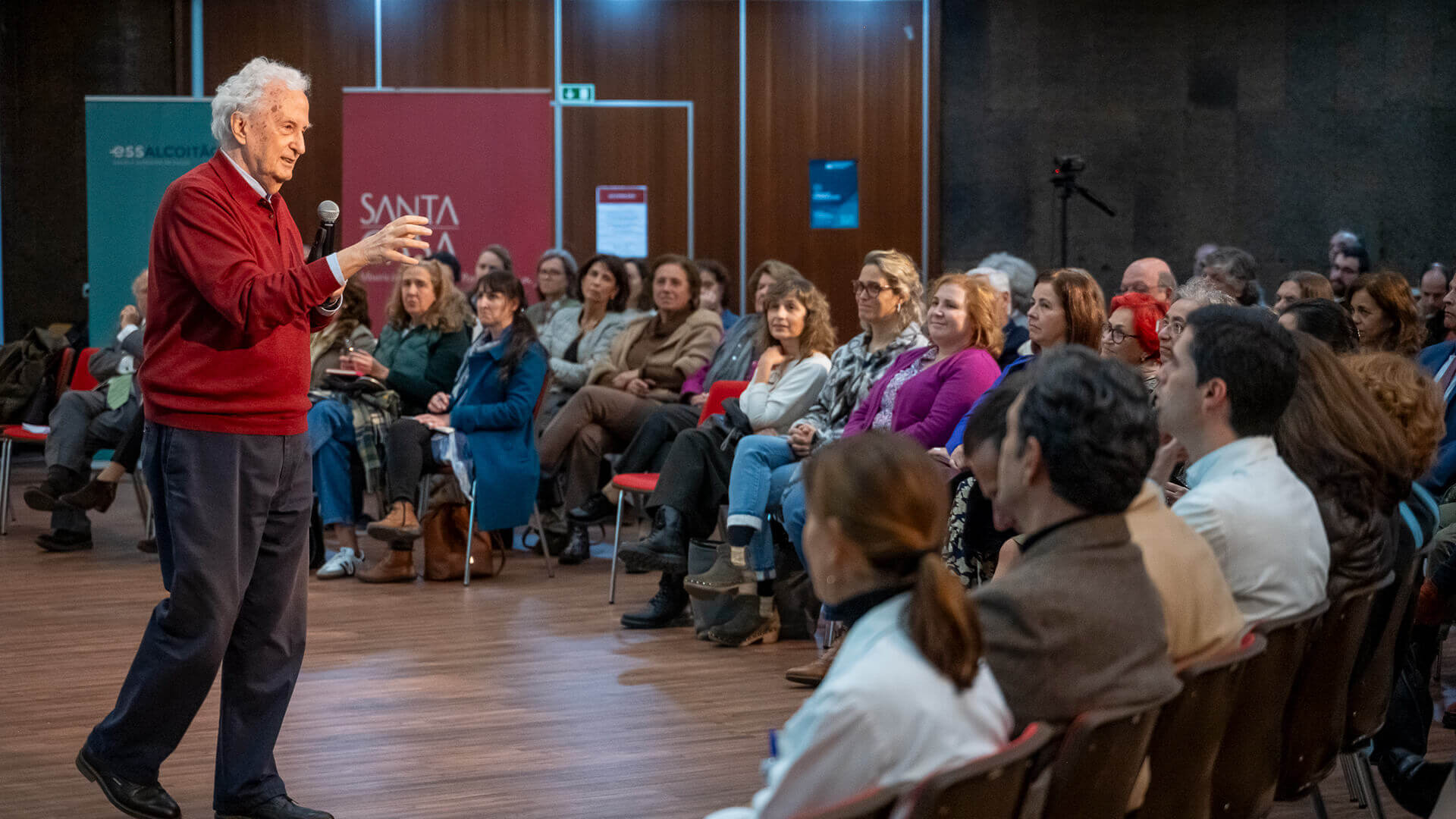 Alexandre Quintanilha a dirigir-se ao público na Conferência Outros Saberes