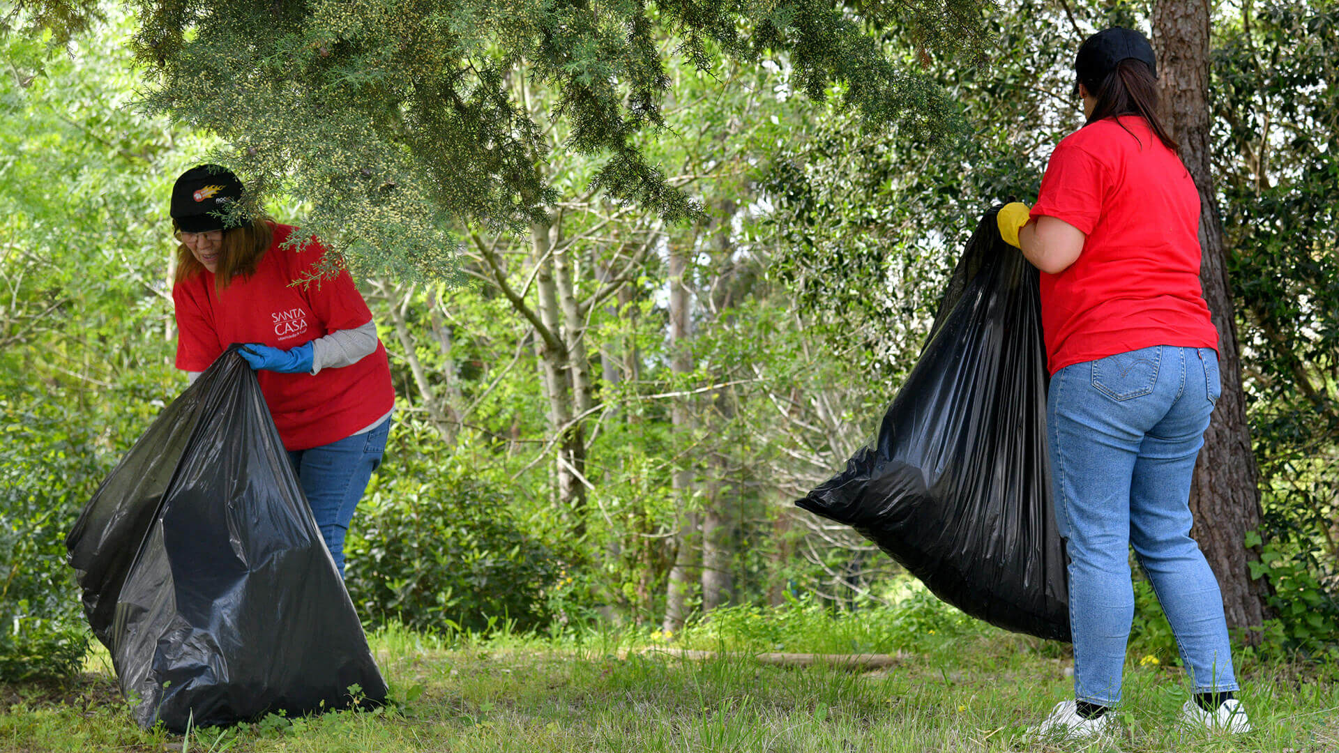 Ação de Voluntariado no Campus de Alcoitão. Duas senhoras a apanharem lixo.