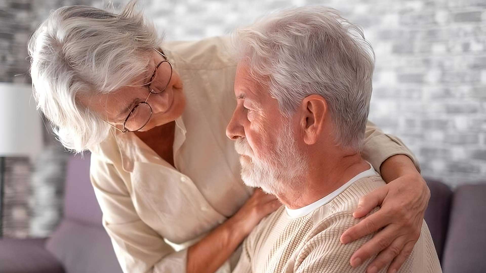 Mulher idosa preocupada confortando o seu marido