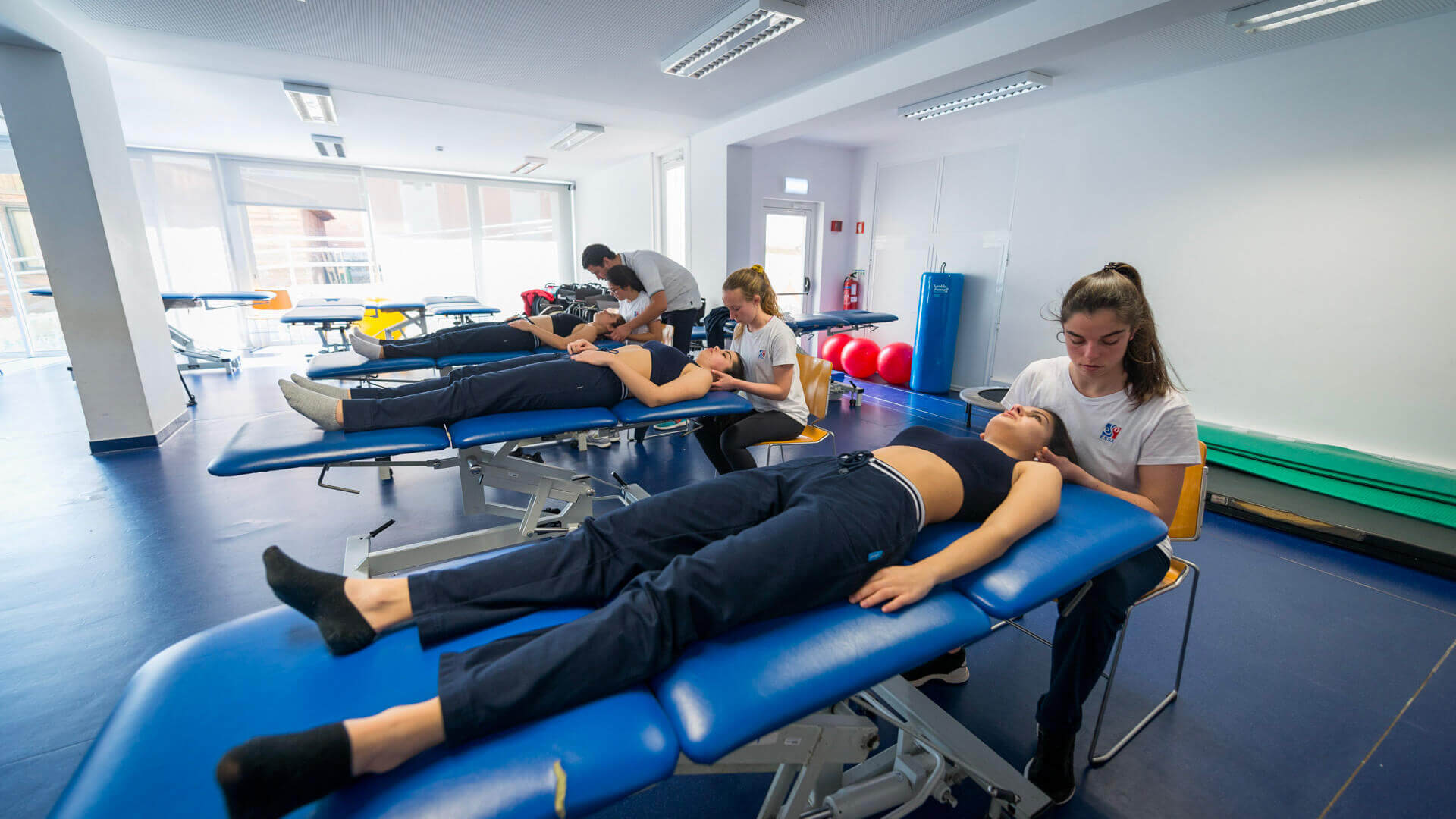 alunos em exercícios de massagem em aula de fisioterapia