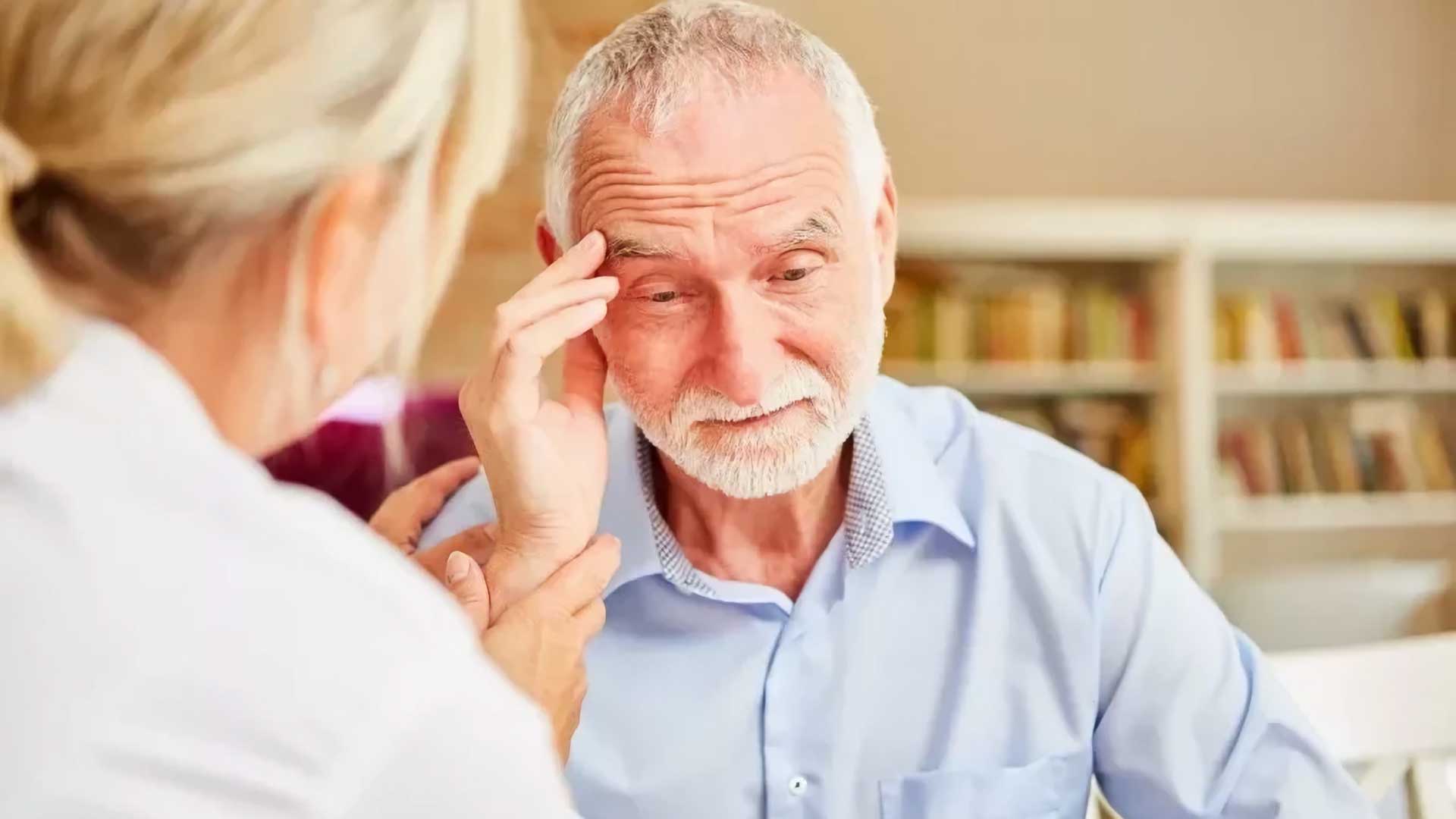 Médico em consulta com paciente