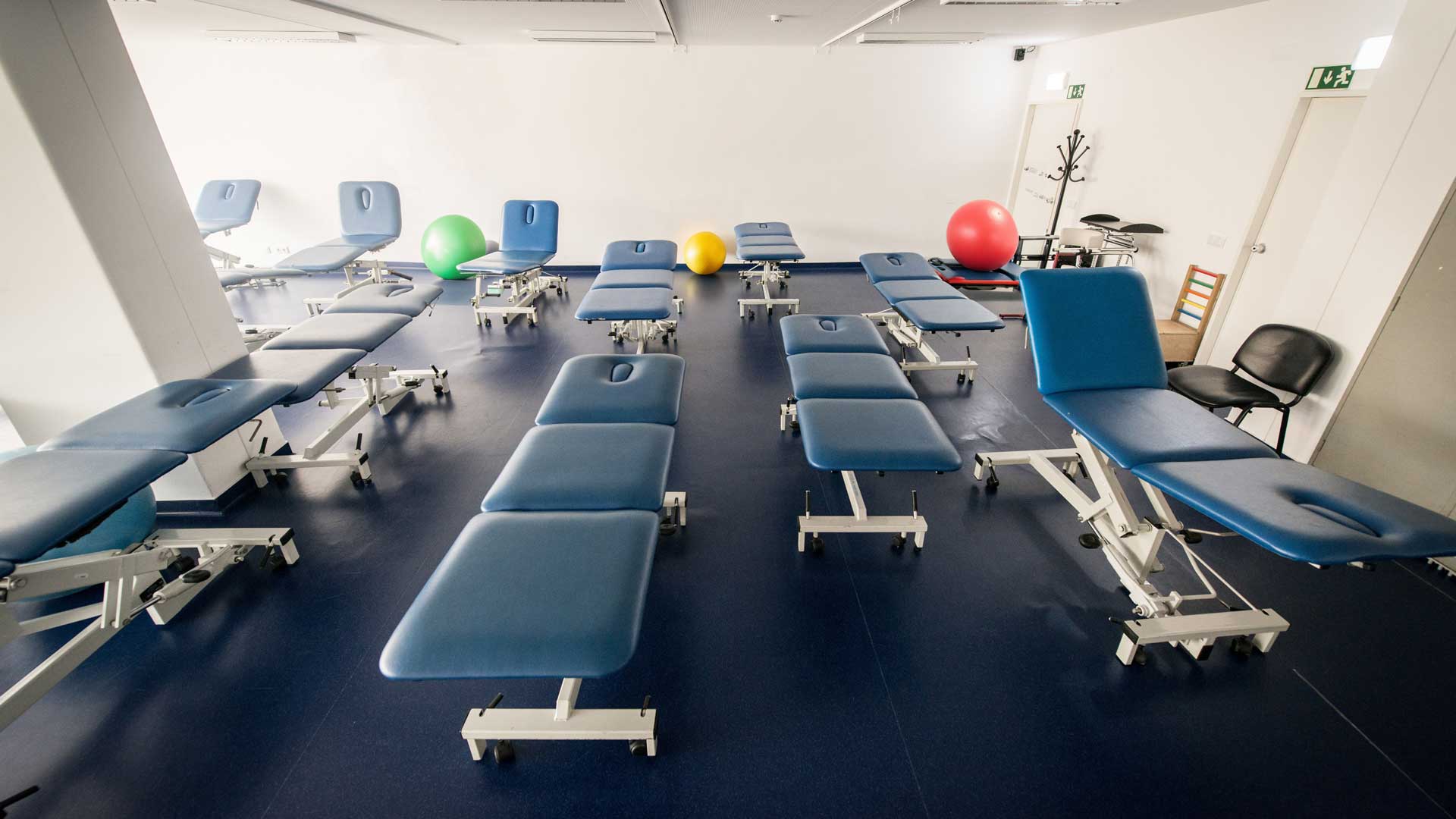 Sala de aula de Fisioterapia com marquesas e bolas