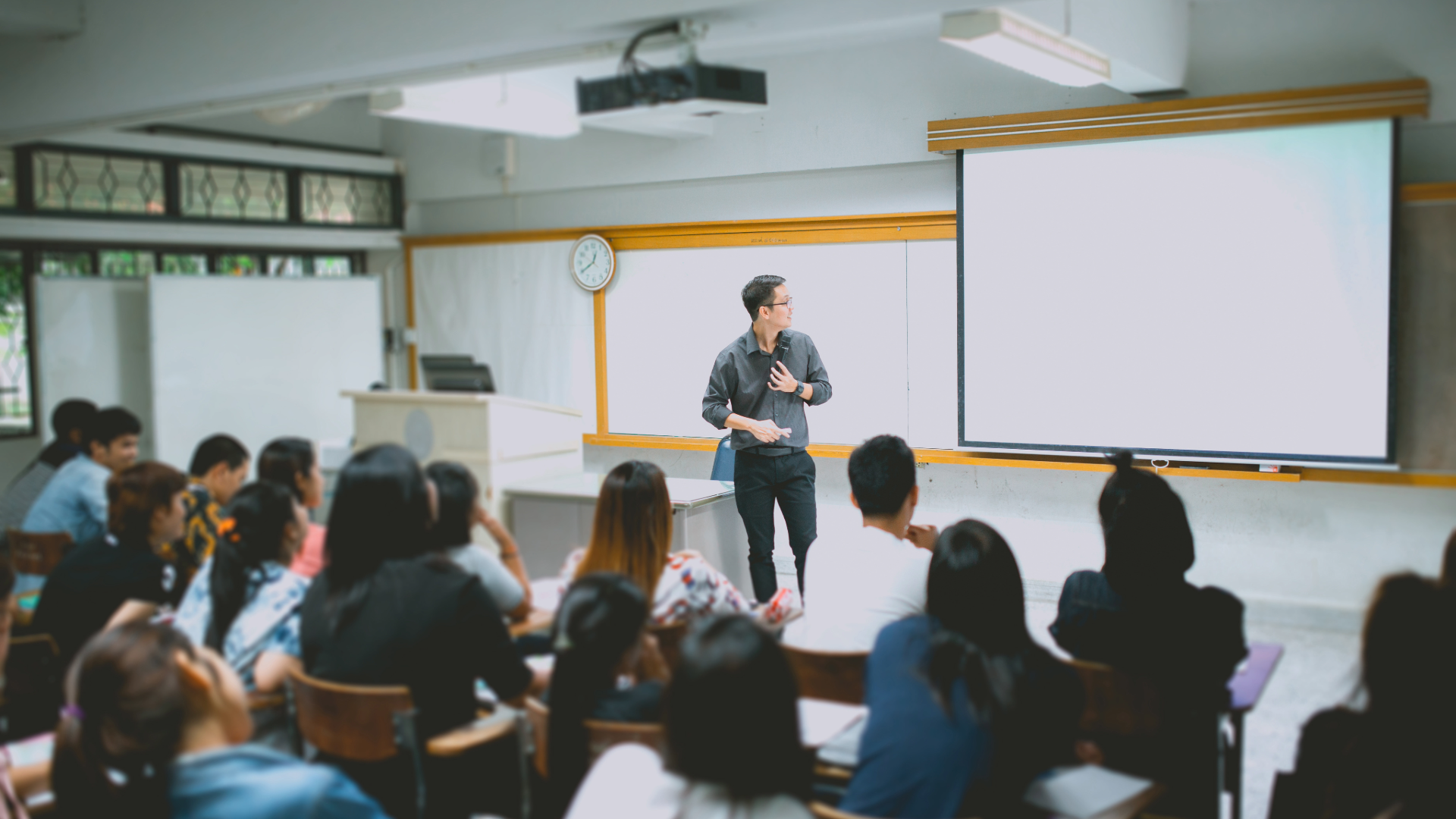 saula de aula com professor e alunos