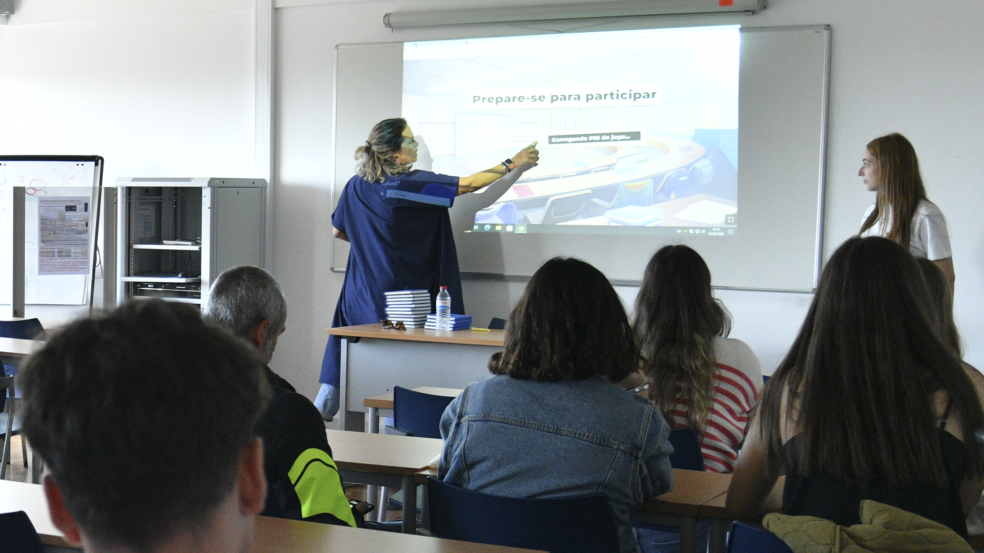 Professora e alunos em sala de aula