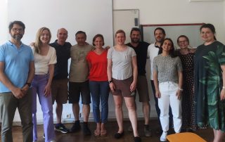 Grupo de pessoas reunidas em uma sala de aula