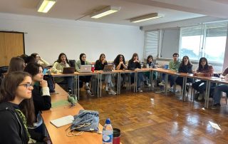 Estudantes sentados numa sala de aula